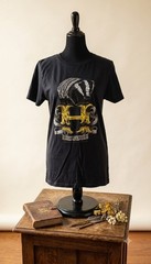 Harry Potter Hufflepuff Graphic T-Shirt Black Badger Crest Size M Warner Bros.
