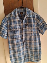 This Lee Men’s Blue And Gray Or White Plaid Pattern Button Down Shirt Sz M.