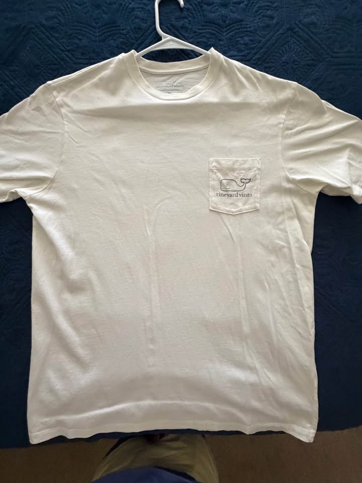 NWOT Vineyard Vines pocket tee blue whale on back size medium