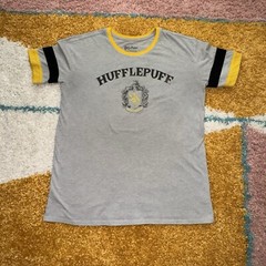 Harry Potter Hufflepuff Crest Gray Yellow Black Short Sleeve T-shirt Size S