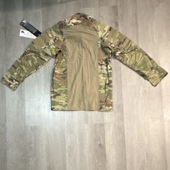 Camo long sleeve shirtSize M Quantity:4