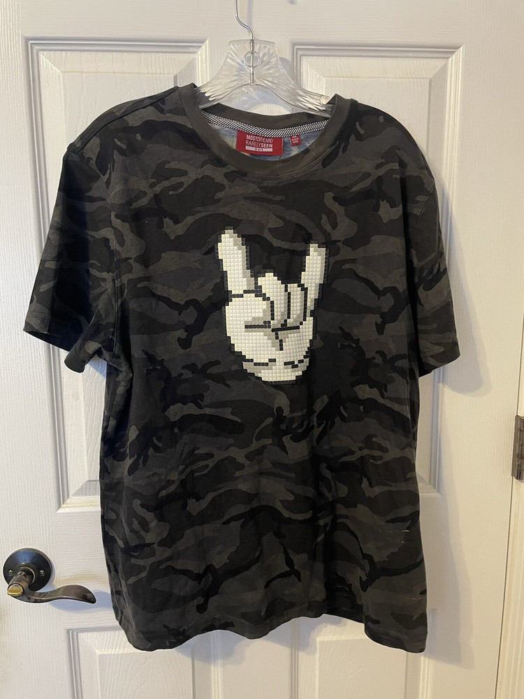Mostly Heard Rarely Seen 8 Bit Graphic Camo Print Cotton T Shirt Size M