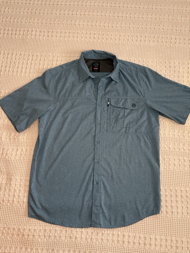 Wrangler ATG Men’s L Regular Solid Blue Short Sleeve Button-Up Shirt Pockets