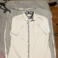 7DIAMONDS White/Blue Floral Short Sleeve Cotton Button-Up Charm School