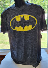 NEW Batman Men’s T-Shirt Gray Yellow Size M Bat Signal Logo Graphic Short Sleeve